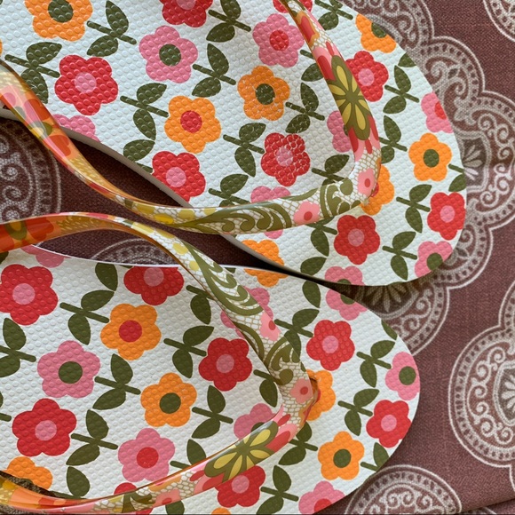 *FREE with $25 purchase* Vera Bradley Flip Flops - Picture 2 of 6